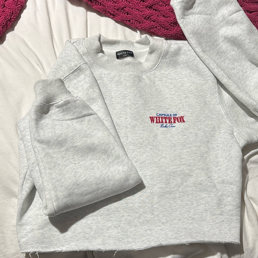 White fox crop pullover